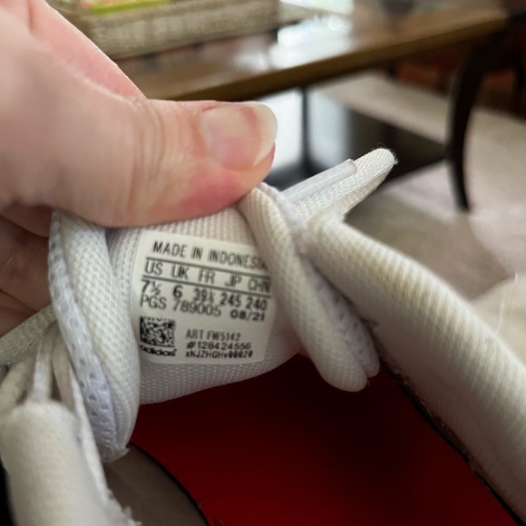 Adidas shoes size 7.5 - Picture 6 of 7